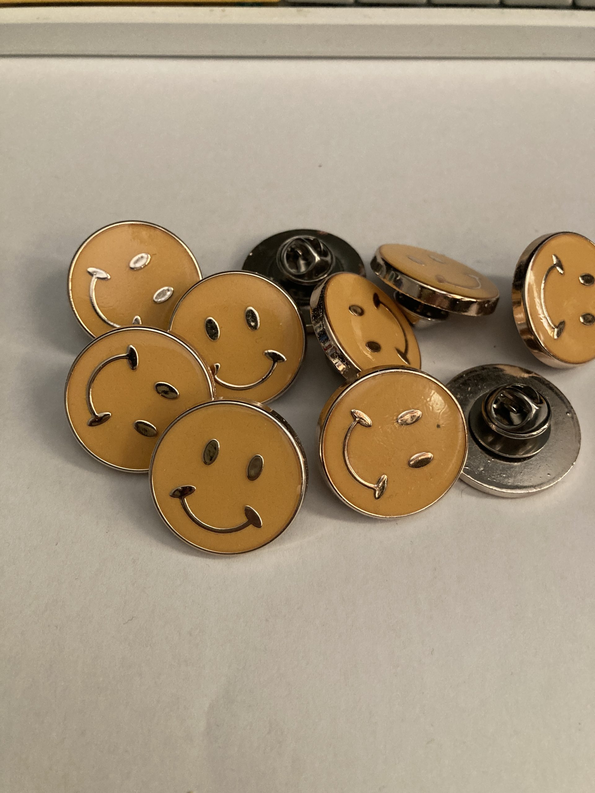 Smiley Pin2